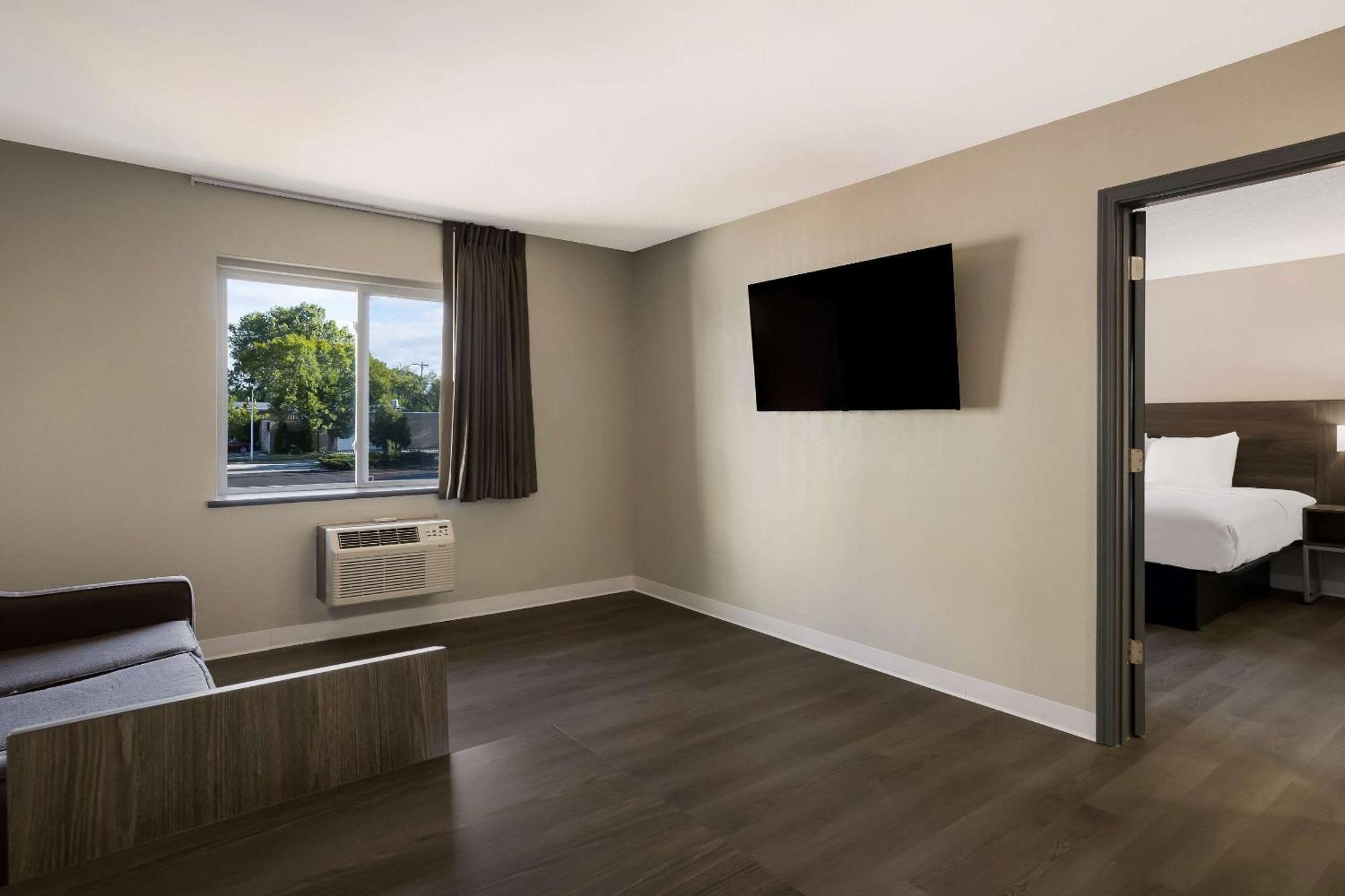 Suburban Studios Milwaukee Airport Extérieur photo