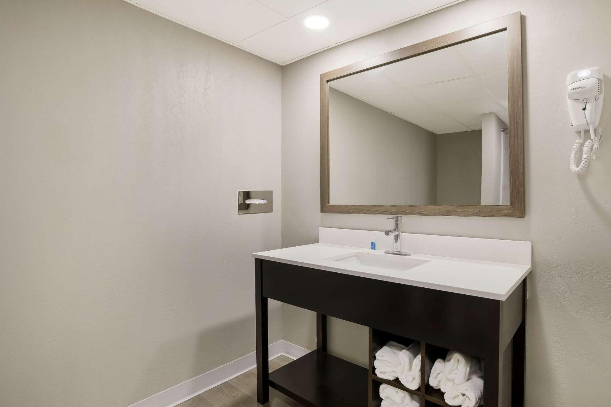Suburban Studios Milwaukee Airport Extérieur photo